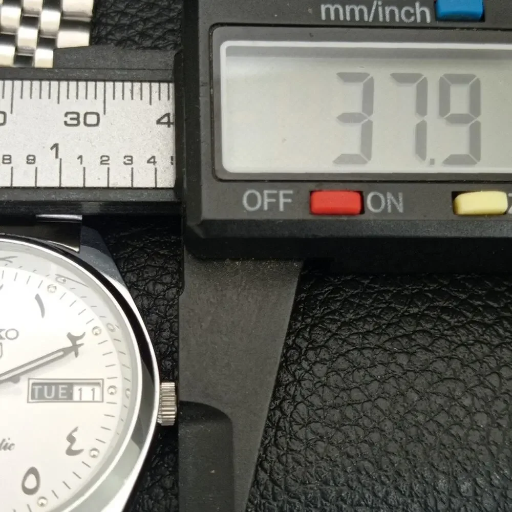 Vintage 1982 Seiko Automatic Mens Silver Watch W/daydate & Silver accents